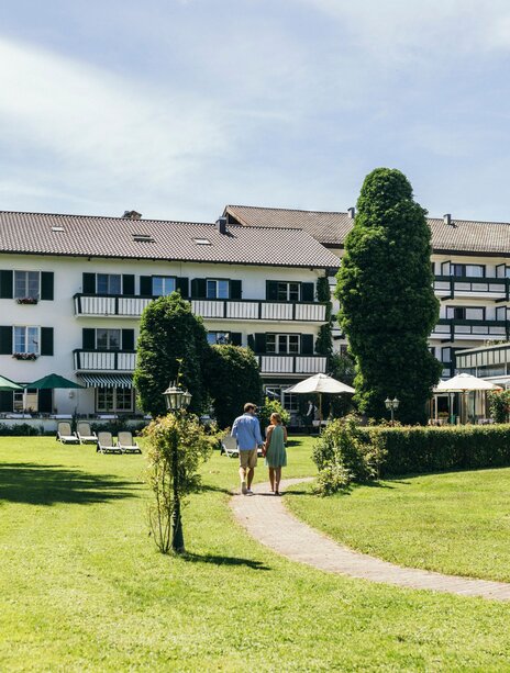 Hotel by the lake ☛ Chiemsee with large garden & pool